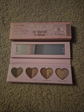 P Louise CE0,000,000 Get Yourself in Cheque Pressed Powder Palette